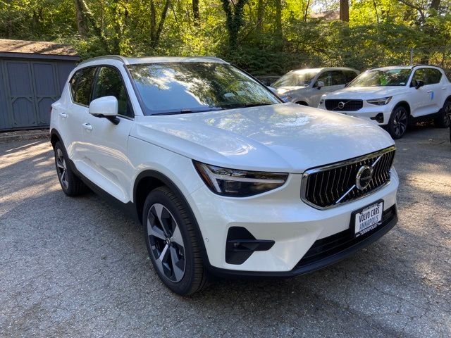 2025 Volvo XC40 Plus Bright Theme