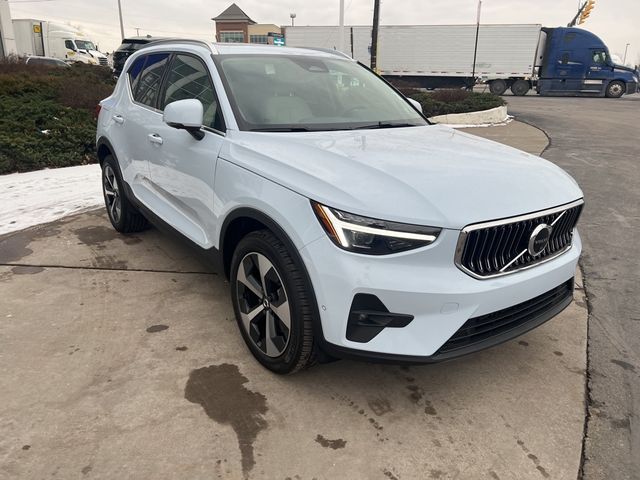 2025 Volvo XC40 Plus Bright Theme