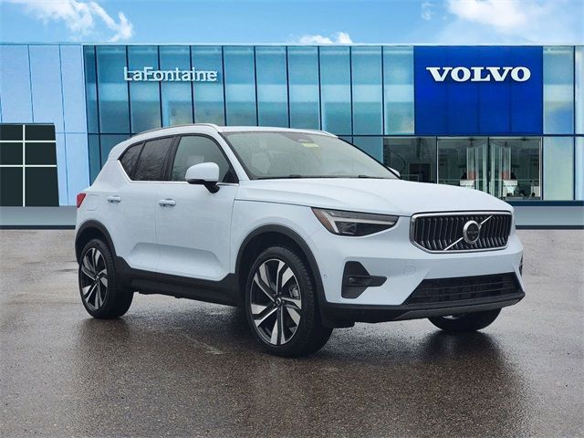 2025 Volvo XC40 Plus Bright Theme