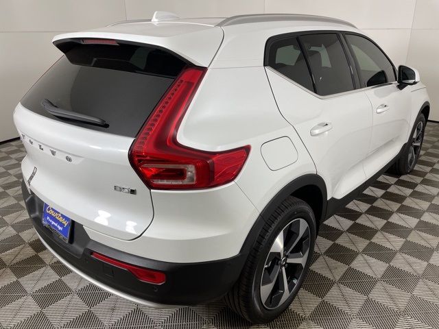 2025 Volvo XC40 Plus Bright Theme