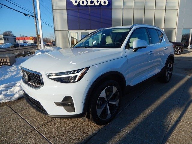 2025 Volvo XC40 Plus Bright Theme