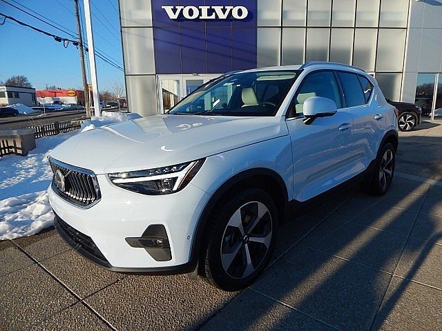 2025 Volvo XC40 Plus Bright Theme