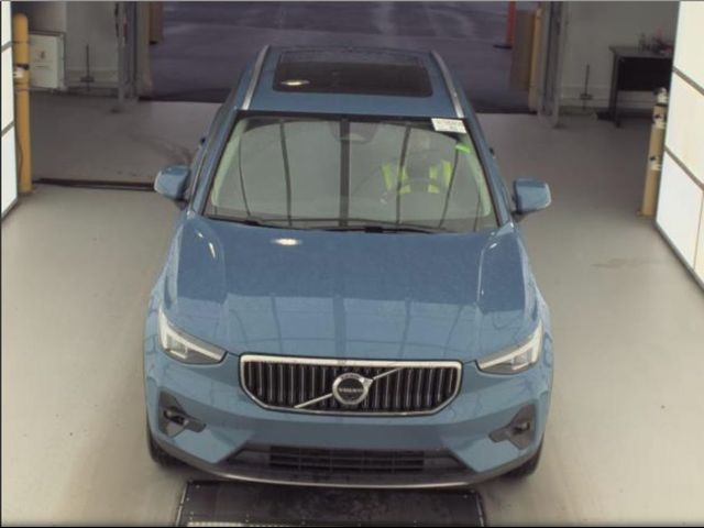 2025 Volvo XC40 Plus Bright Theme