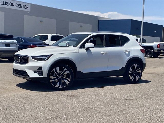 2025 Volvo XC40 Plus Bright Theme