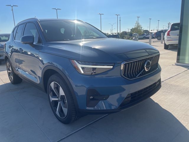 2025 Volvo XC40 Plus Bright Theme