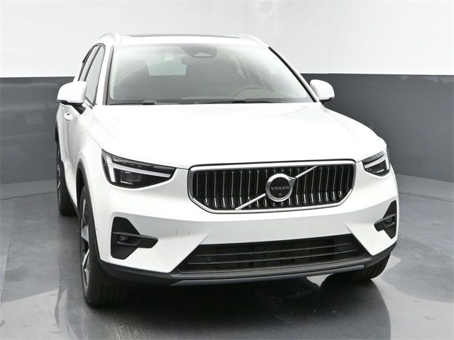 2025 Volvo XC40 Plus Bright Theme