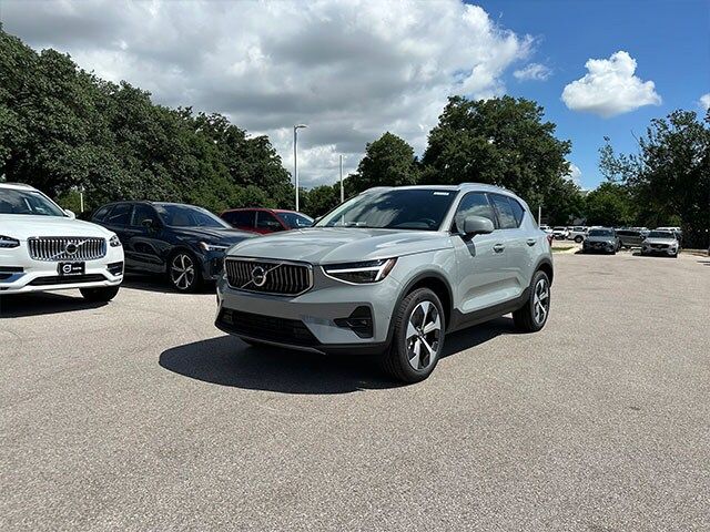 2025 Volvo XC40 Plus Bright Theme