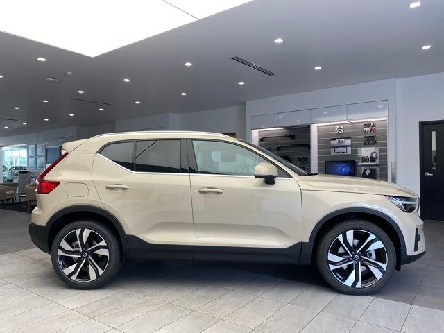 2025 Volvo XC40 Plus Bright Theme