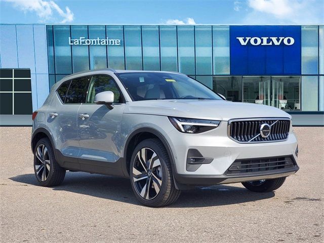 2025 Volvo XC40 Plus Bright Theme