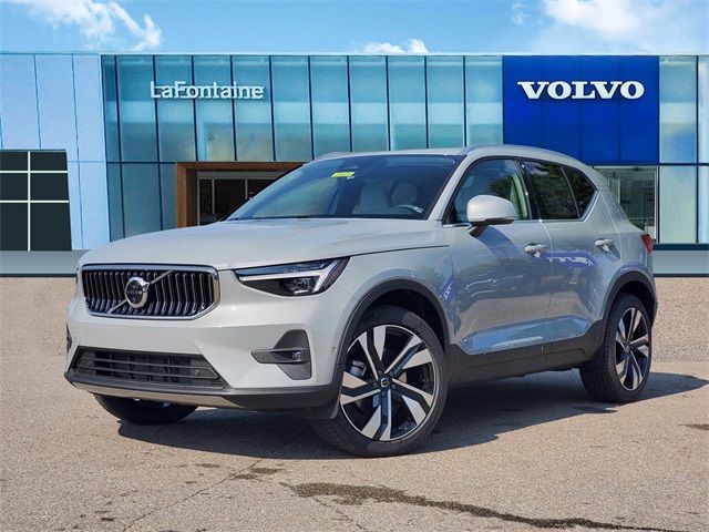 2025 Volvo XC40 Plus Bright Theme