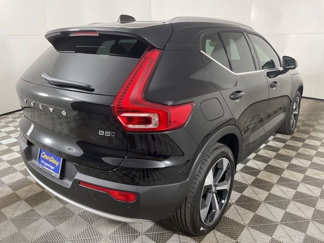 2025 Volvo XC40 Plus Bright Theme