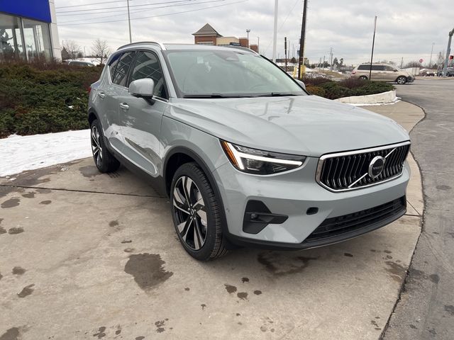 2025 Volvo XC40 Plus Bright Theme