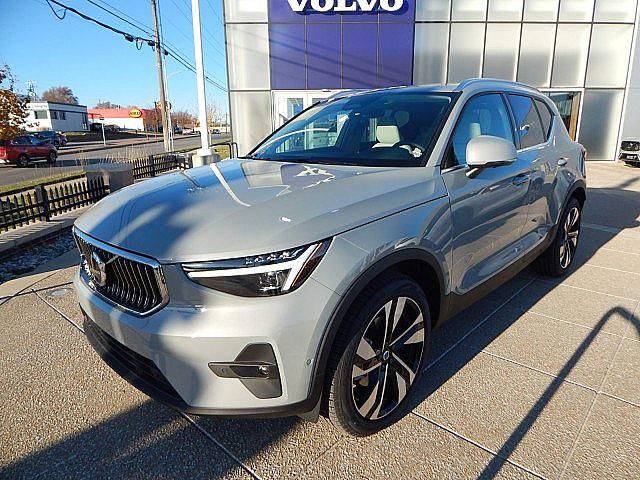 2025 Volvo XC40 Plus Bright Theme