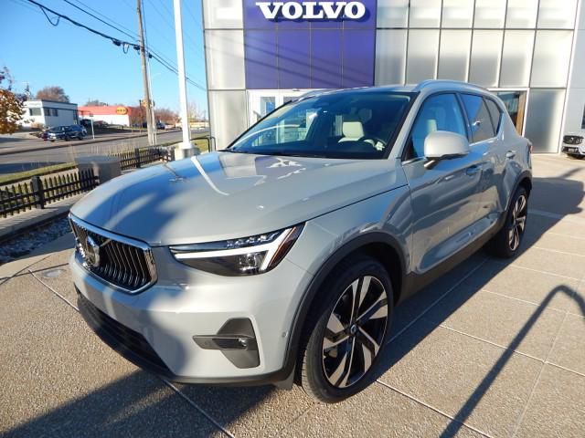 2025 Volvo XC40 Plus Bright Theme