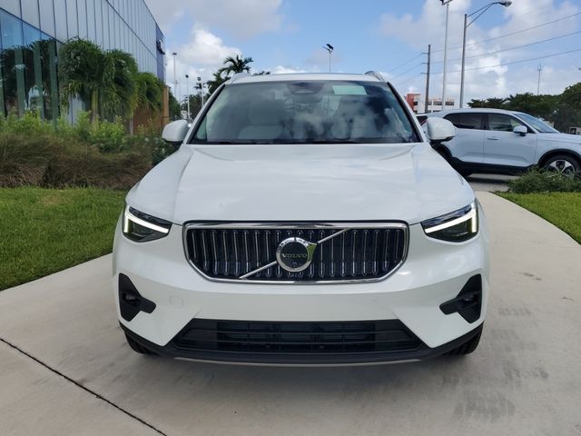 2025 Volvo XC40 Plus Bright Theme