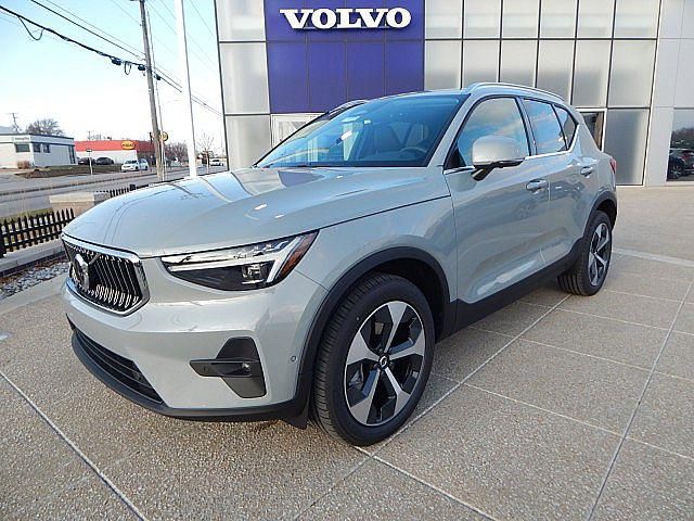 2025 Volvo XC40 Plus Bright Theme