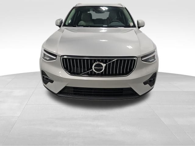 2025 Volvo XC40 Plus Bright Theme