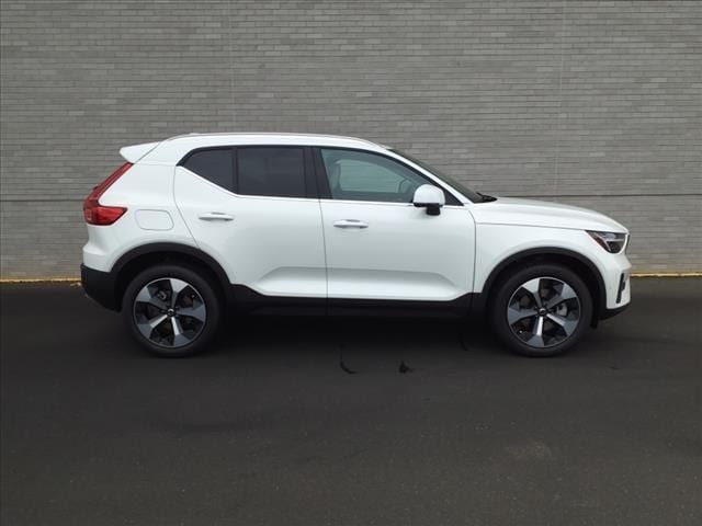 2025 Volvo XC40 Plus Bright Theme