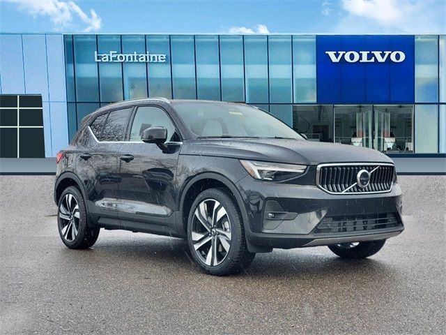 2025 Volvo XC40 Plus Bright Theme