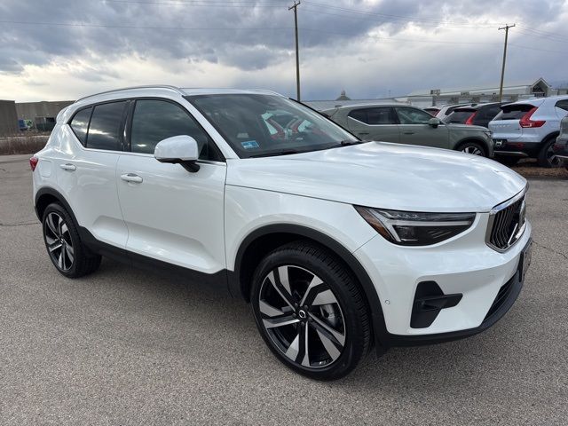 2025 Volvo XC40 Plus Bright Theme