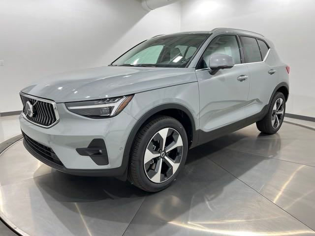 2025 Volvo XC40 Plus Bright Theme