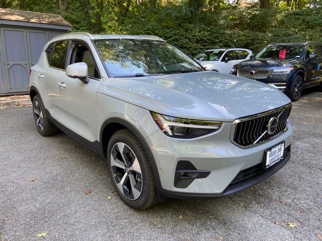 2025 Volvo XC40 Plus Bright Theme