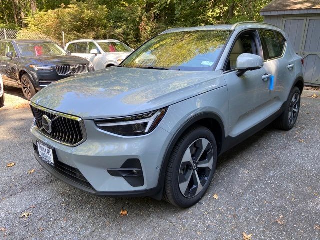 2025 Volvo XC40 Plus Bright Theme