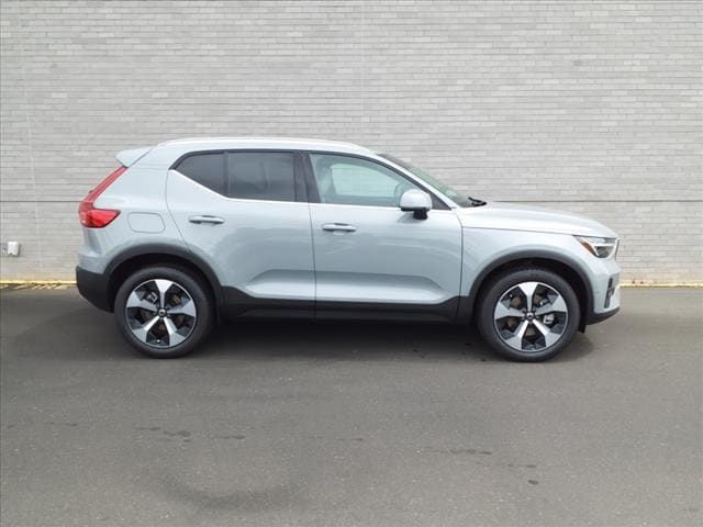 2025 Volvo XC40 Plus Bright Theme