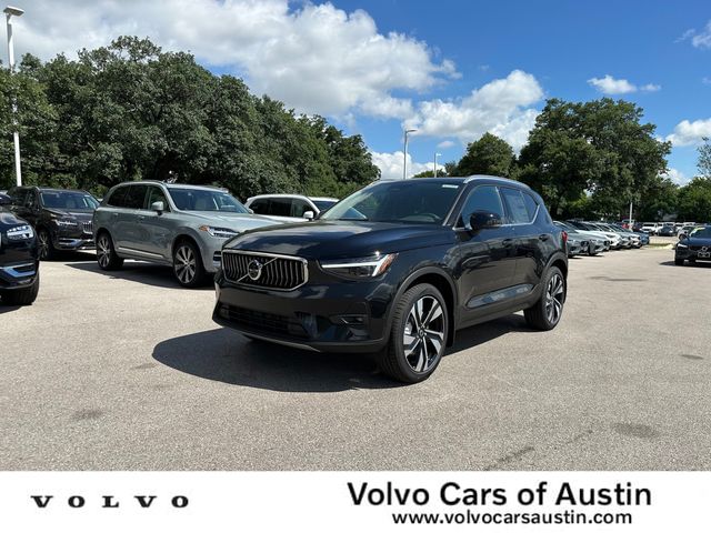 2025 Volvo XC40 Plus Bright Theme