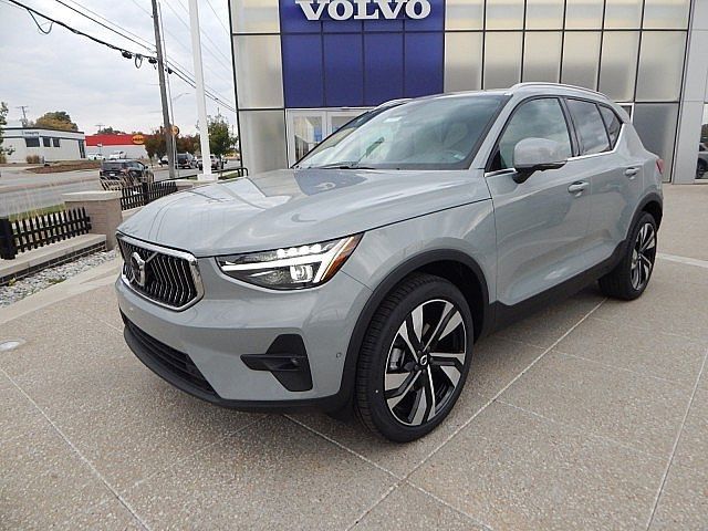 2025 Volvo XC40 Plus Bright Theme