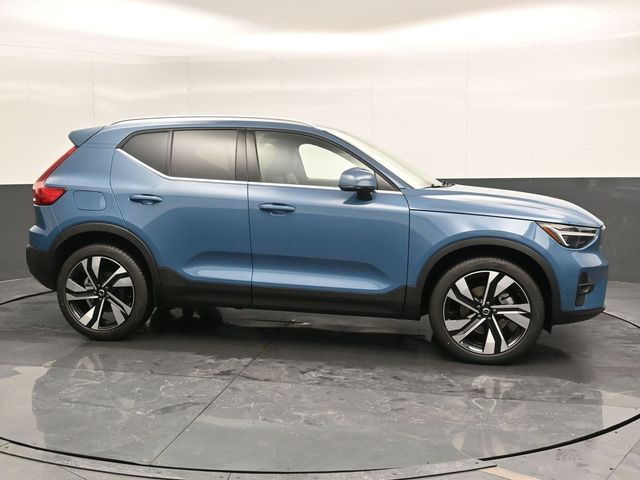 2025 Volvo XC40 Plus Bright Theme