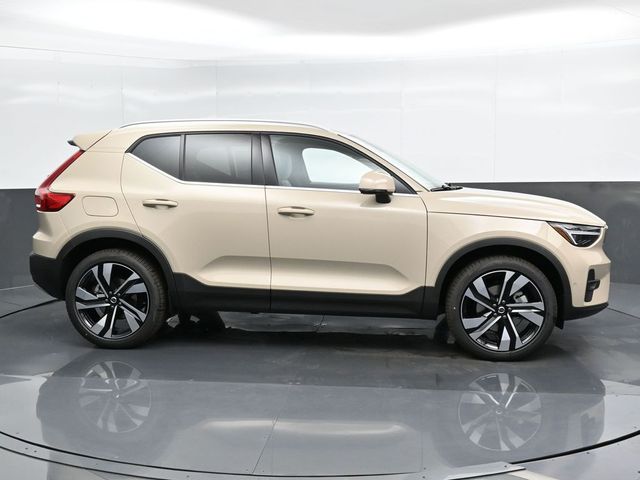 2025 Volvo XC40 Plus Bright Theme