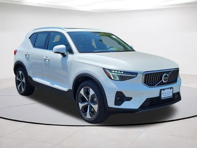 2025 Volvo XC40 Plus Bright Theme