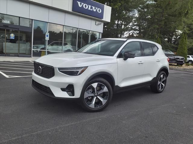 2025 Volvo XC40 Plus Dark Theme