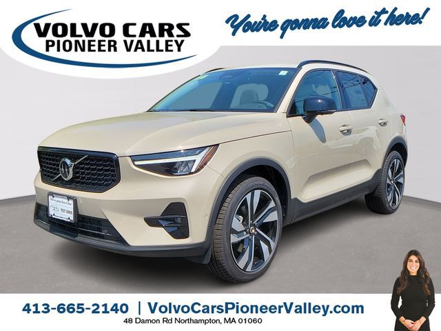 2025 Volvo XC40 Plus Dark Theme