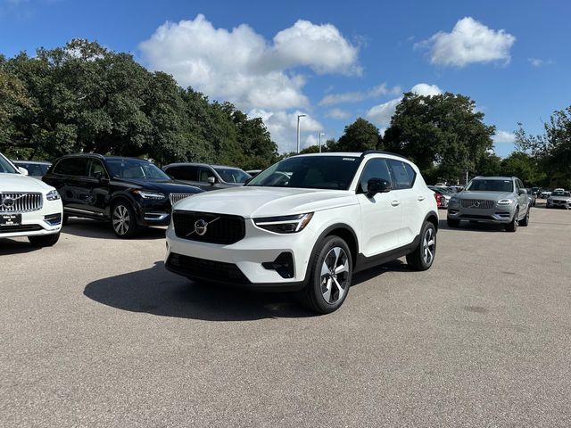 2025 Volvo XC40 Plus Dark Theme