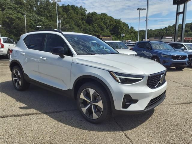 2025 Volvo XC40 Plus Dark Theme