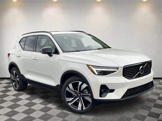 2025 Volvo XC40 Plus Dark Theme