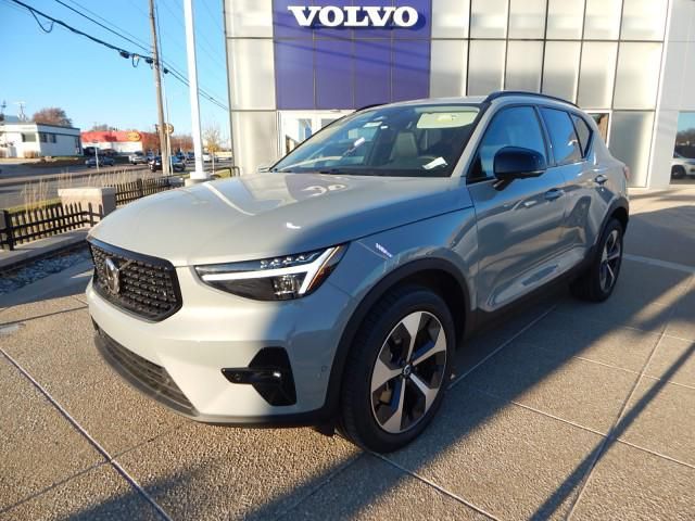 2025 Volvo XC40 Plus Dark Theme