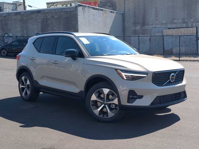 2025 Volvo XC40 Plus Dark Theme