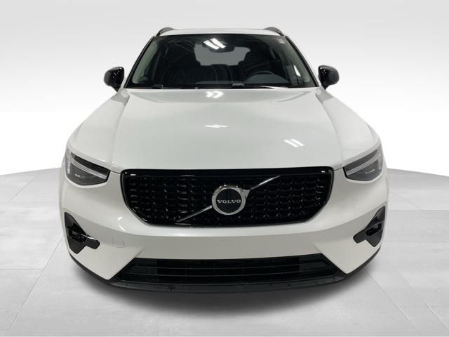 2025 Volvo XC40 Plus Dark Theme