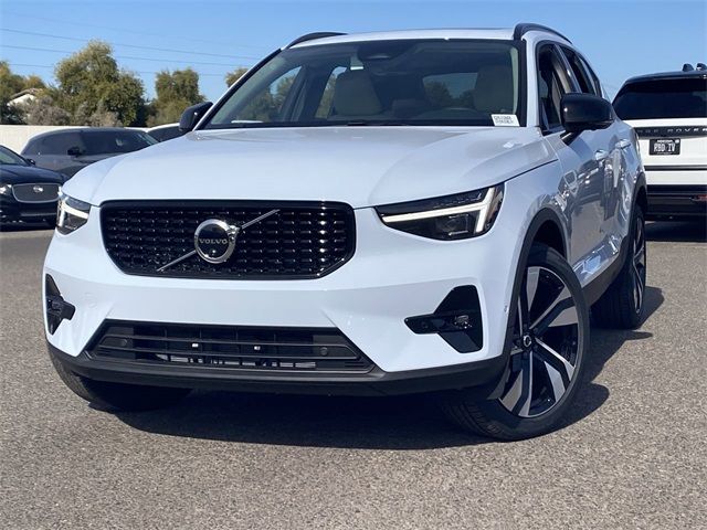 2025 Volvo XC40 Plus Dark Theme