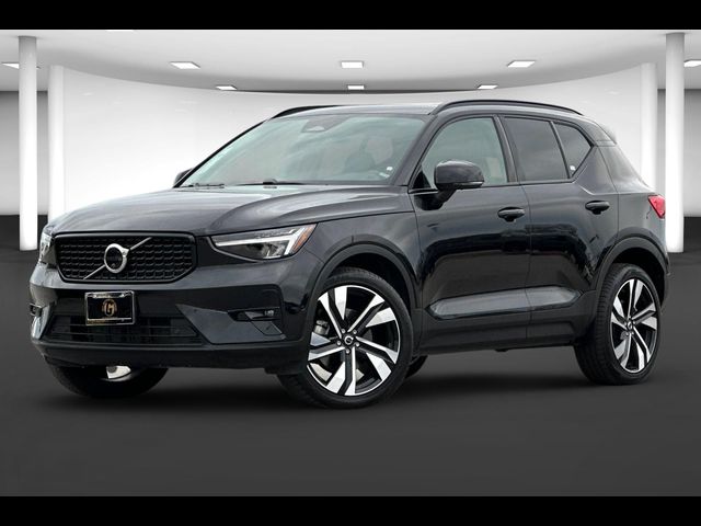 2025 Volvo XC40 Plus Dark Theme