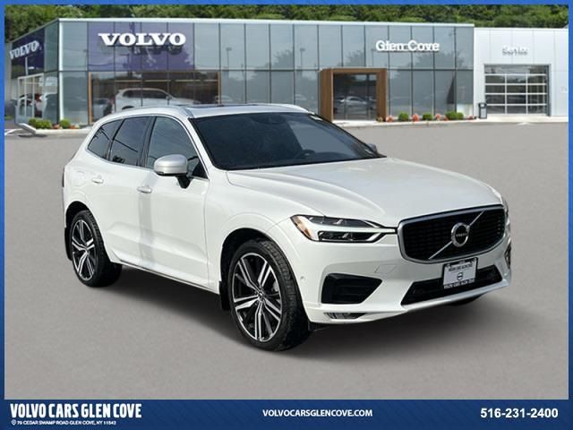 2025 Volvo XC40 Plus Dark Theme