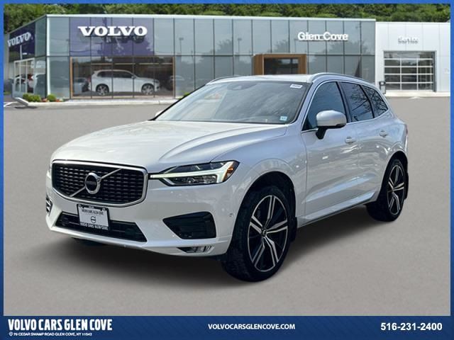 2025 Volvo XC40 Plus Dark Theme