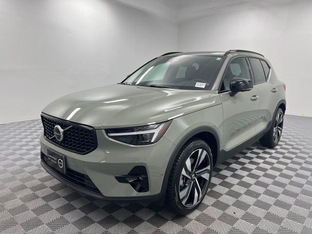 2025 Volvo XC40 Plus Dark Theme