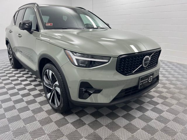 2025 Volvo XC40 Plus Dark Theme