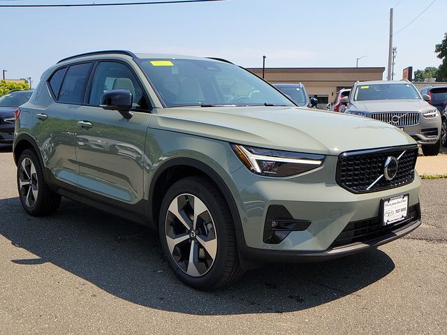 2025 Volvo XC40 Plus Dark Theme