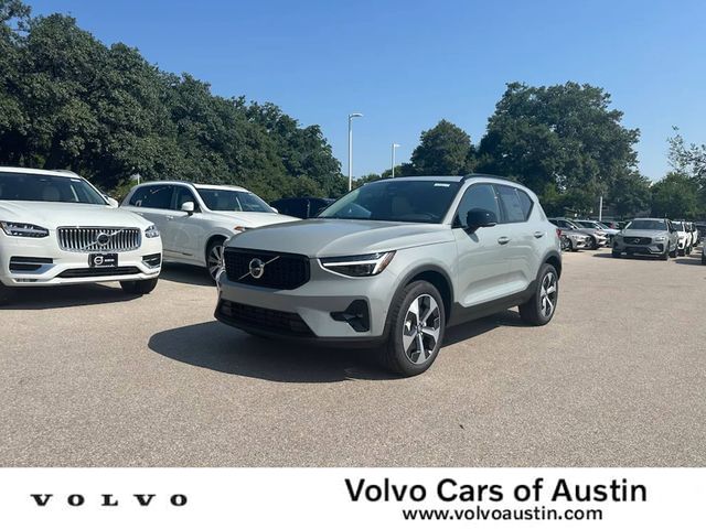 2025 Volvo XC40 Plus Dark Theme