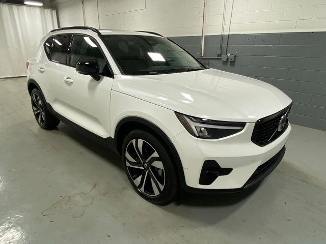 2025 Volvo XC40 Plus Dark Theme